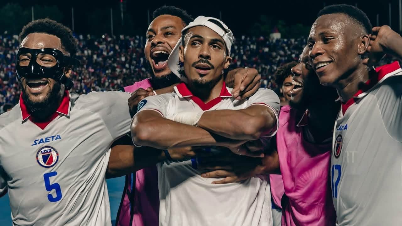 Wilson Isidor (au centre) et les Grenadiers célèbrent la victoire 4-1 face à la République dominicaine, le 1er octobre 2026. Photo : FHF